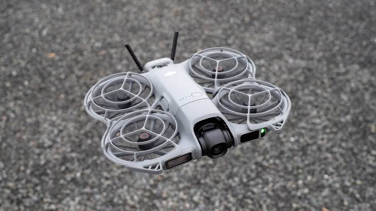 DJI Neo 2 with controller, goggles, motion controller, batteries, transceiver, and charging hub.